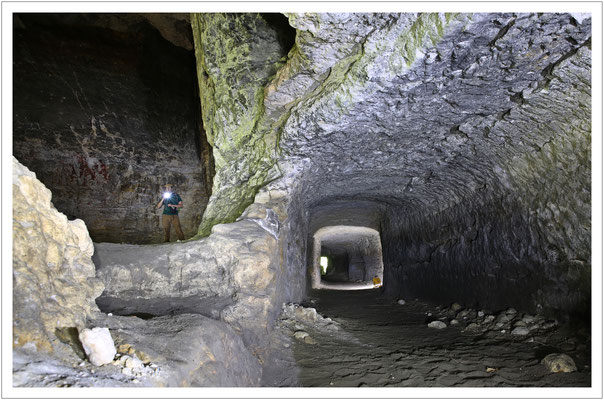 Ein Stück talabwärts fand sich der zweite Tunnel, der hier die Mammutgrotte (links) anschneidet.