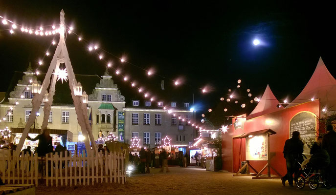 Vollmond über dem Weihnachtsmarkt