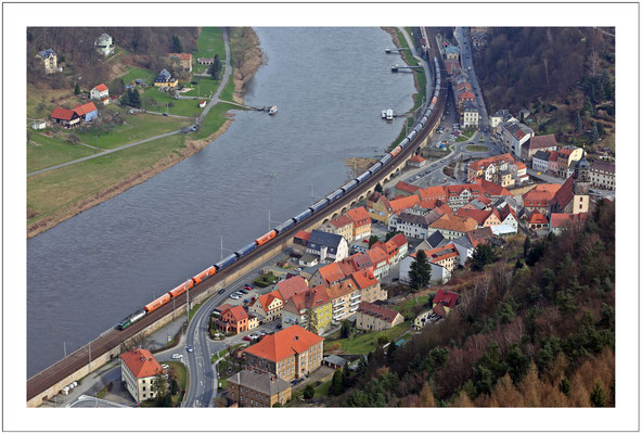 Ein Klassiker: Güterzug auf der Elbtalbahn in Königstein