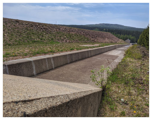 ...und Ingenieurskunst von heute: viel Beton am Überlauf vom Speicher Altenberg