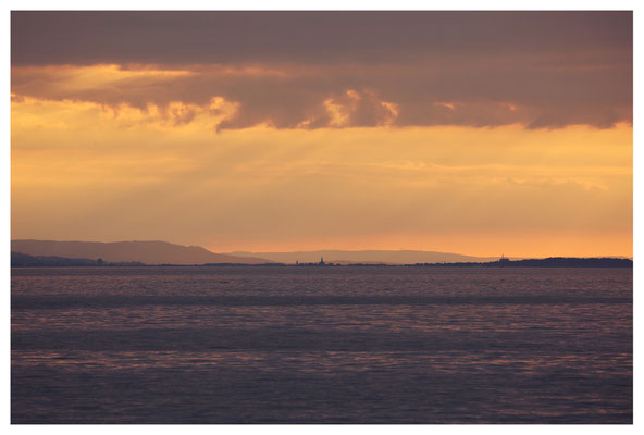 Abendstimmung in Langenargen, über dem See grüßt der Turm des Konstanzer Münsters.