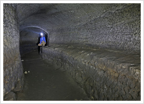 Der sehr schön geschlägelte Tunnelabschnitt mit einem Steinsims.