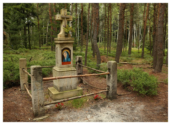 versteckt am Wegesrand: das Eiländer Kreuz von 1820