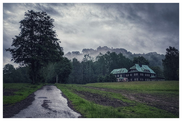 Der Regen lässt nach: Nebelfetzen am Jagdschlösschen Hohenleipa