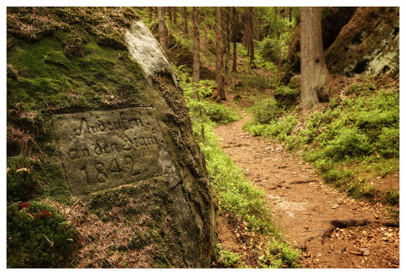 Noch eine Inschrift: die Waldbrandtafel von 1842 in der Weberschlüchte.