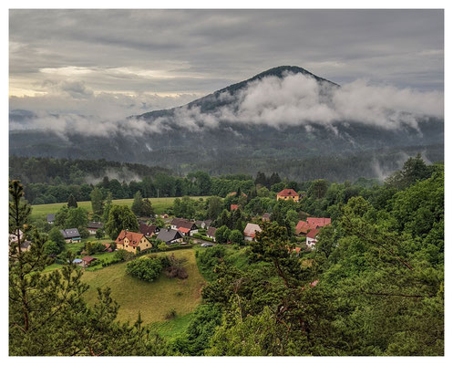 Blick über Hohenleipa (Vysoká Lípa) zum Rosenberg (Růžovský vrch)