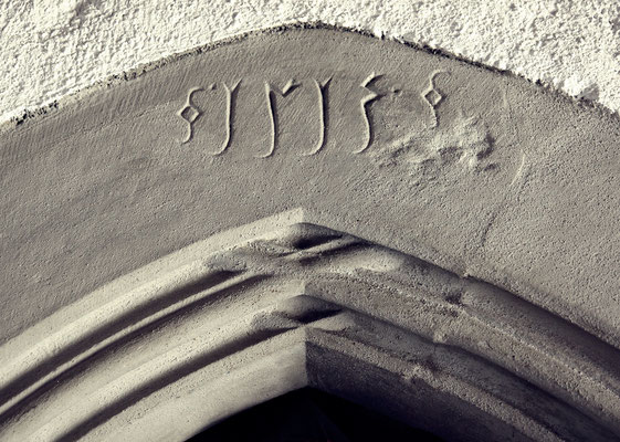 1513...alte Jahreszahl der Dorfkirche Diepolz im Allgäu