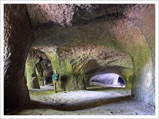 Im Eingangsbereich der Höhle waren die Sandsteinabbauer noch mutig...