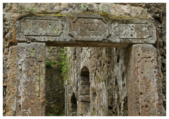 Ruine der Grundmühle (Dolský mlýn) im Tal der Kamnitz (Kamenice)