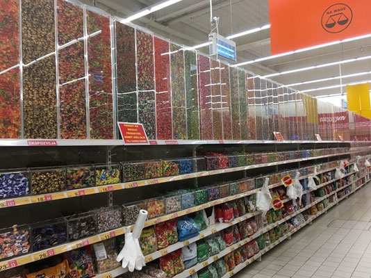 Süßigkeitenabteilung im Supermarkt