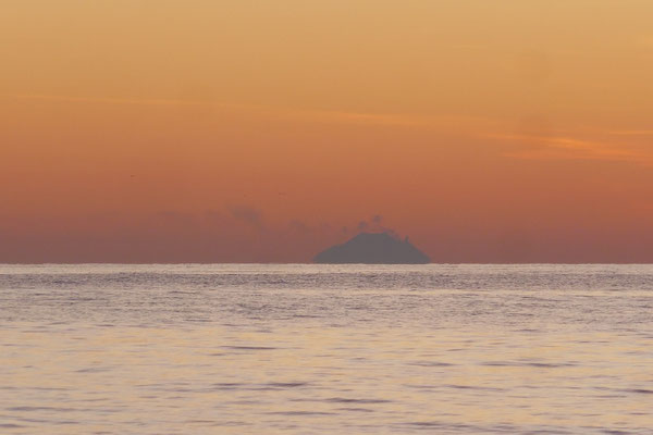 rauchende Vulkane auf dem Meer