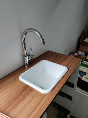 Waschbecken und Wasserhahn