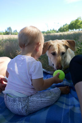 Zoé beim spielen mit Hund Duke