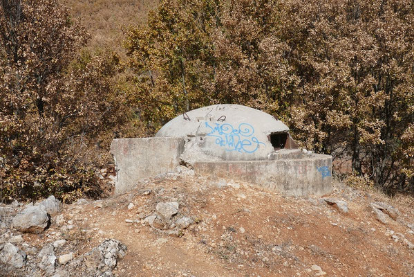 Impressionen aus Albanien - einer der unzähligen Bunker
