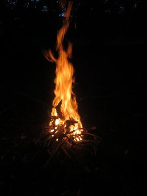Lagerfeuer bei Nacht