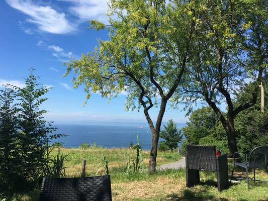 Café mit toller Aussicht an der Küste