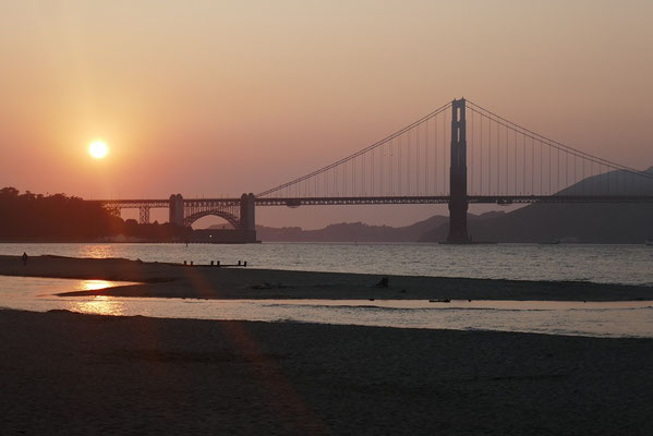 Baden bei Sonnenuntergang am Crissy Beach