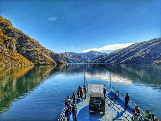 Fahrt auf dem Koman-See