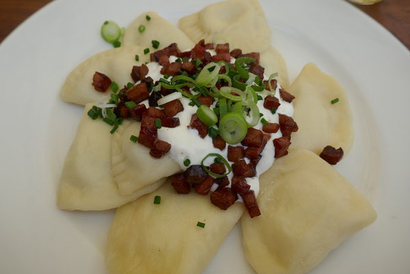 Pirohy gefüllt mit Käse und Speck