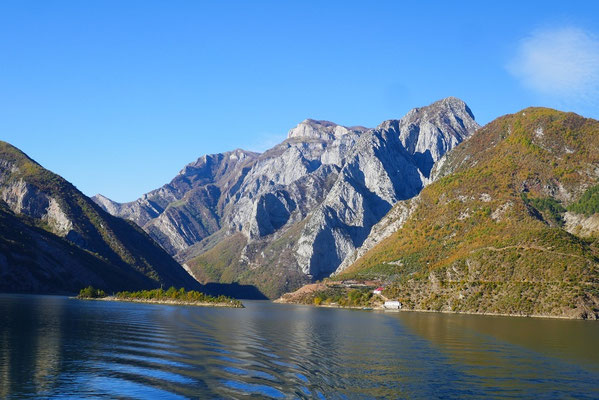 Fahrt auf dem Koman-See