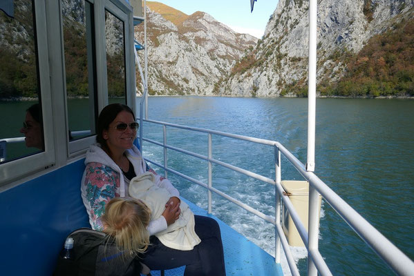 Fahrt auf dem Koman-See