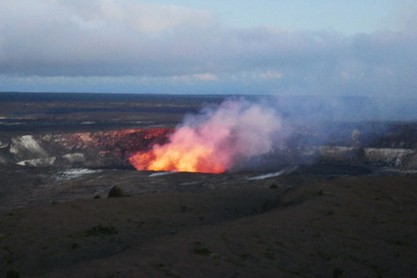 blubbernde Lava am Abend