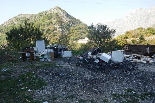 leider auch in Montenegro: Müllberge am Straßenrand