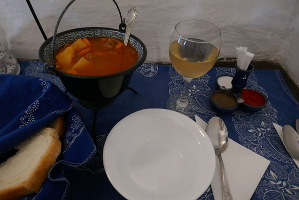 leckeres Gulasch mit ungarischem Wein