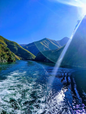 Fahrt auf dem Koman-See