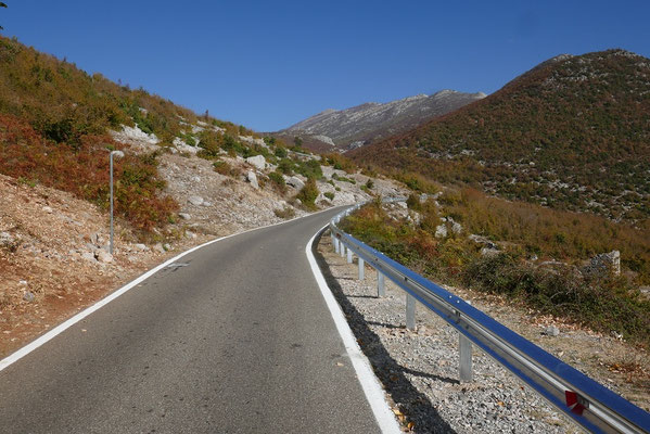 sogar die Straße zum Bergdorf Razma in den albanischen Alpen ist super