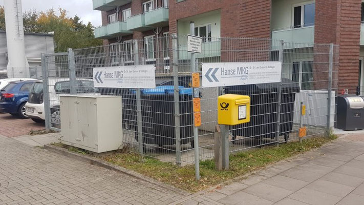Weiße Mesh-Banner am Bauzaun zur Projektkennzeichnung im Außenbereich