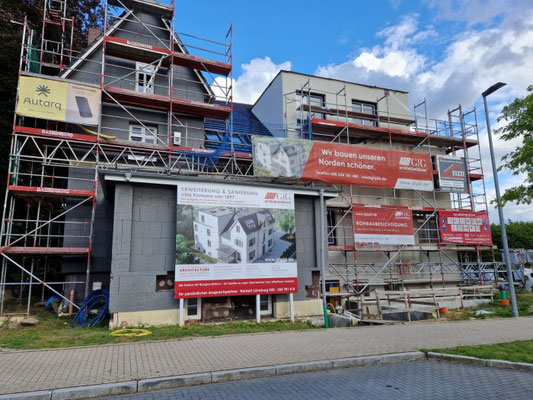 Mesh-Banner am Baugerüst für Gerüstwerbung und Immobilienprojekt