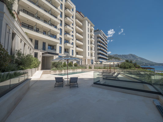 Relaxing area with a swimming pool at Casa Al Mare.