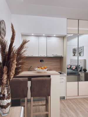 Kitchenette entièrement équipée avec table à manger.