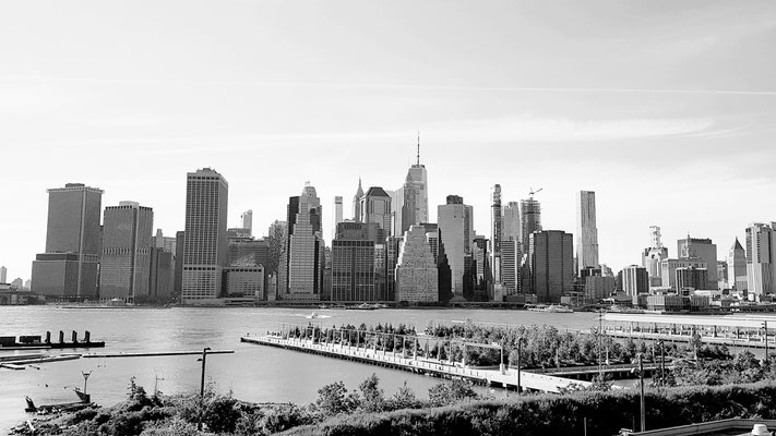 Aussicht auf die Skyline von Manhattan aus einem der neuen Szenequartiere in NY