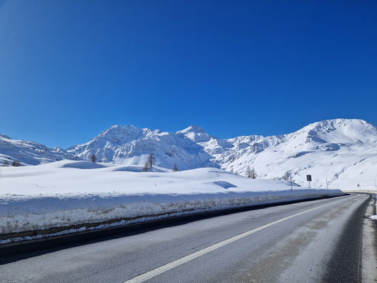 Schnee, soweit das Auge reicht, am Simplonpass.