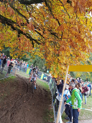 Spektakuläre Kurfentechnik am Cross Weltcuprennen in bern