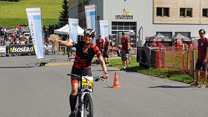 Tabea startet auf die Bikestrecke in Grindelwald.