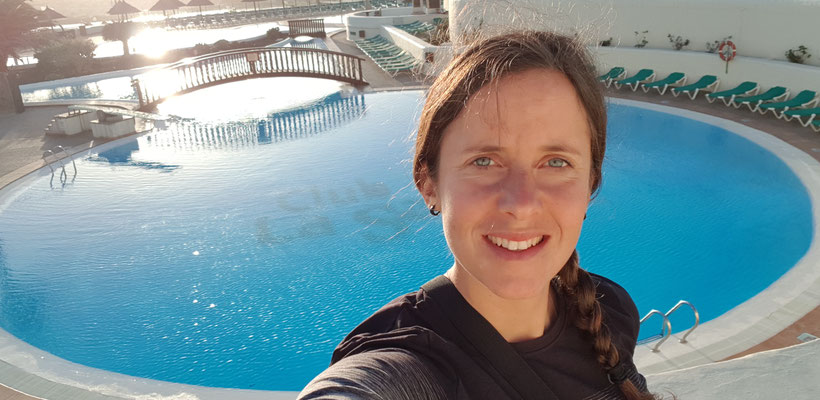 Tabea Ruegge am Pool in Lanzarote