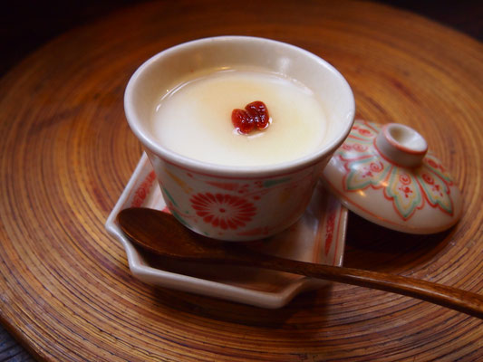 ふるふる杏仁豆腐300円