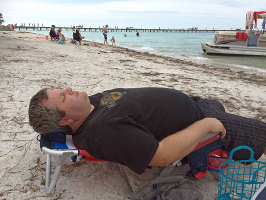 Gunnar entspannt in unseren neuen Strandstühlen