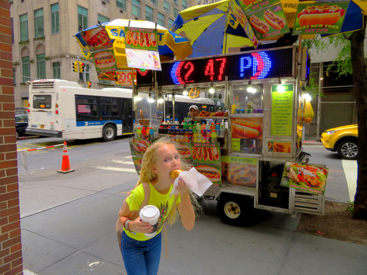 Einen Hot Dog essen in den Strassen von New York