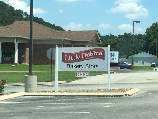 One das Schild wüsste man gar nicht, dass hier ein Laden von "Little Debbie" ist.