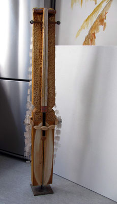 Frau, 132 x 28 x 16 cm, Holz, Nickel, Eisen, Kunstglas, bemalt 