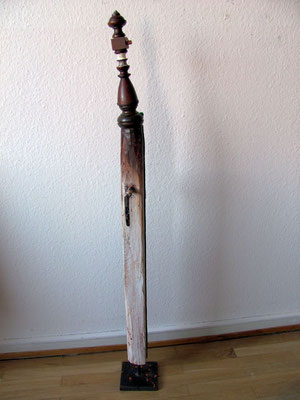  König, 140 x 19 x 15 cm, Holz, Eisen, Polyethilen, bemalt