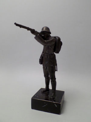 Soldat mit Gewehr 2.WK
