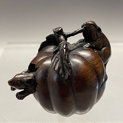 Netsuke Japan 19Jh. Mäuse m. Glasaugen auf Kürbis, Maus im Kürbis ist beweglich!