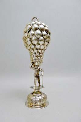 Traubenpokal 13 Lot Silber vor 1887, H 29cm. Winzer trägt Weinrebe welcher als Kelch dient