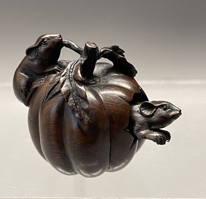 Netsuke Japan 19Jh. Mäuse m. Glasaugen auf Kürbis, Maus im Kürbis ist beweglich!
