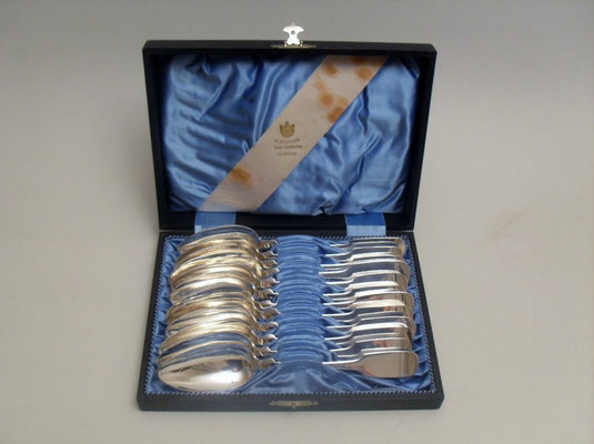 12 große Silberlöffel von Hof-Juwelier S. Königer Coburg - gestempelt: 800 Halbmond & Krone sowie Punze "W" im Stern